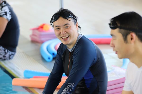 Yuan Mei sitting at side of pool