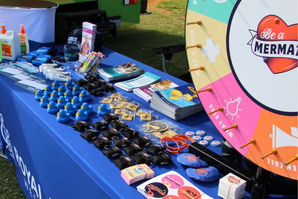 FeNaCING-additional_2025_600x400-4.jpg Stall table with free giveaways