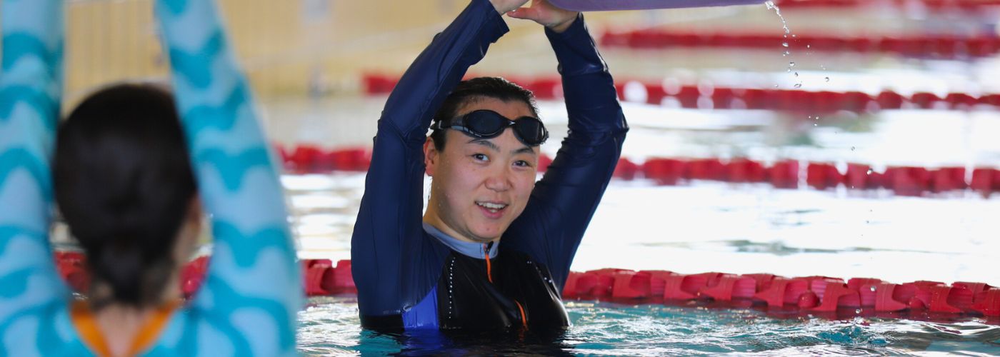 Yuan Mei holding kickboard in the pool