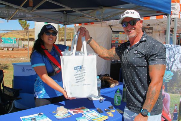 FeNaCING-additional_2025_600x400-7.jpg Aariane handing out Make the Right Call tote bag