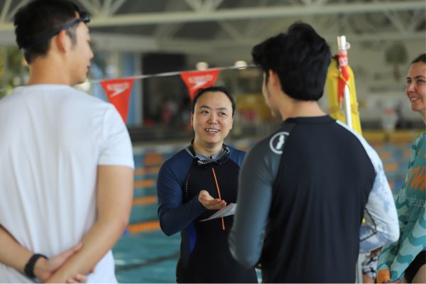 Yuan Mei teaching adults